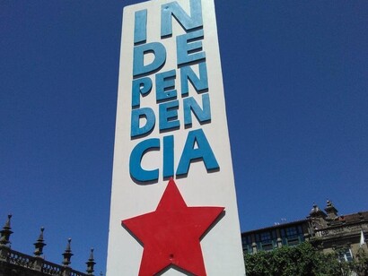 Cartel por la independencia de Galiza en Santiago de Compostela