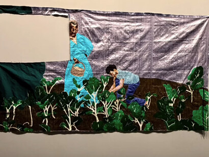 Billie Zangewa, nació en 1973 en Blantyre, Malaui. Artista malauí que cose a mano telas de seda para crear tapices de collage. La tonalidad menor como forma de vida