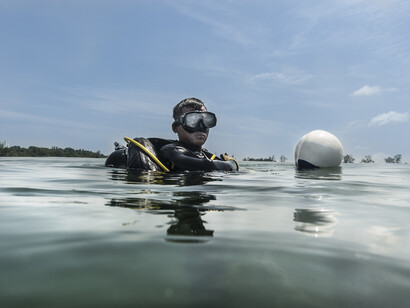 UXO salvage diver Piseth Dara (24) prepares to dive. Dara is
taking part in a training programme devised by the USA 7th
Engineer Dive Detachment off the coast of Sihanoukville,
Cambodia