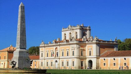 Reale tenuta di Carditello, foto dell'edificio principale dal giardino frontale, San Tammaro, Italia