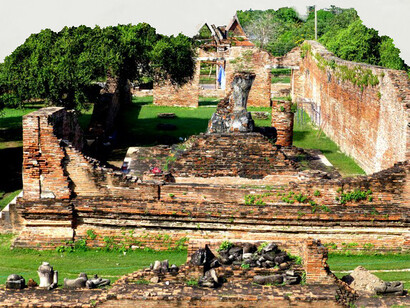 La ruina no es un simple residuo del pasado. Es también apertura hacia el futuro, laboratorio y museo a la vez. Habitada por gestos remanentes. Vihan en ruinas, Ayutthaya, Tailandia