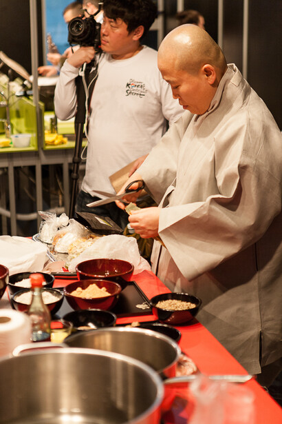 La coreana WookWan cocina en públco en Madrid Fusión. Foto Roberto Castelli