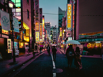 Emozioni contrastanti: In un momento di intimità con il partner, l'insicurezza e il timore emergono durante una discussione nel panorama urbano di Tokyo, Giappone