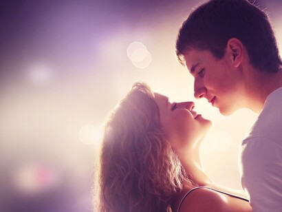 Una pareja besándose