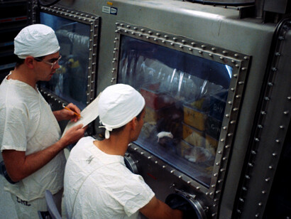 I campioni lunari di Apollo 11 nei laboratori del Johnson Space Center