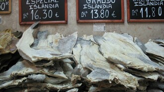 Un puesto de venta de bacalao en Portugal