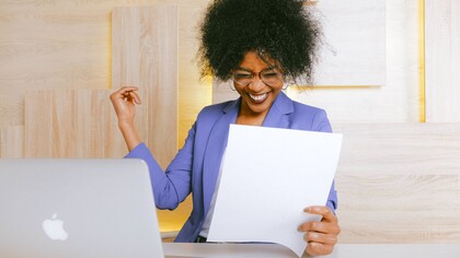 Mulher feliz pelo resultado do seu trabalho