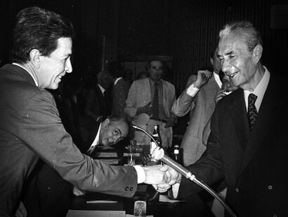 Il compromesso storico: stretta di mano tra Enrico Berlinguer e Aldo Moro nel 1973