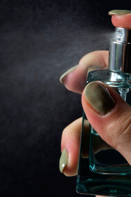 Perfume. É a personalidade de uma marca transmitida pelo cheiro, muito comum sentirmos certos cheiros e lembrarmos de locais