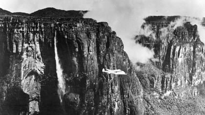 Avioneta dispersando las cenizas de Jimmie Angel frente al Salto Ángel el 2 de julio de 1960. Foto Familia Angel. © Archivo JAHP