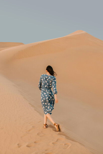 Caminho que se percorre sozinho pelo vazio do deserto
