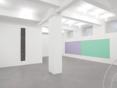 (da sinistra a destra) Lesley Foxcroft Standpoint, 2015 MDF nero, 280x35 cm. Mario Nigro, Dalla metafisica del colore: i concetti strutturali elementari geometrici, Ettore e Andromaca, 1978 Acrilico su tela,178x68 cm ognuno. Veduta parziale dell’esposizione A arte Invernizzi. Courtesy A arte Invernizzi, Milano. Foto Bruno Bani