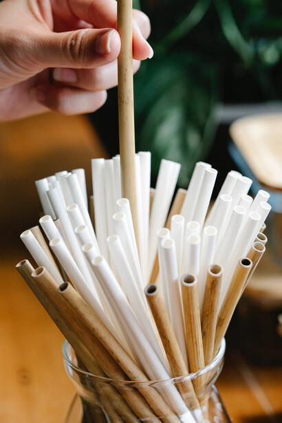 Canudos feitos de material reciclado ganham adeptos após disseminação de seus benefícios ao meio ambiente