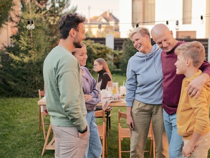 A conexão entre comer junto e criar laços afetivos destaca a importância de valorizar os pequenos momentos à mesa