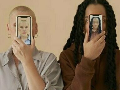 A validação vem em forma de curtidas, comentários e compartilhamentos, alimentando um ciclo constante de busca por aprovação e pela imagem e padrões de vida perfeitos. O prazer da "fama instantânea" e do reconhecimento coletivo pode ser viciante, especialmente para aqueles que já apresentam o narcisismo patológico. Pesquisas recentes já têm indicado que o uso excessivo das redes sociais está correlacionado ao aumento dos sintomas de narcisismo, especialmente em jovens adultos