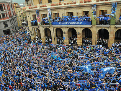 Plantilla y aficionados celebran el ascenso a 2ª ante el ayuntamiento de la ciudad asturiana