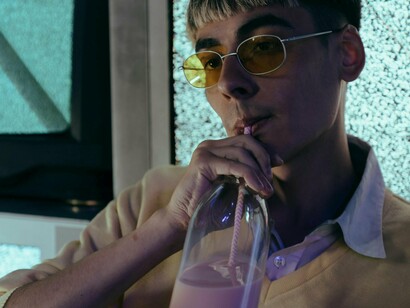 A televisão, como todos sabem, foi propulsora de inovações nas relações sociais. Somos frutos da televisão! Fofoqueira, precipitada, manipuladora, ideológica, fantasiosa, informativa, a televisão incentiva  e incentivou modelos de convivência