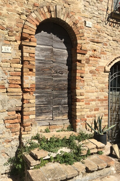 Lacerti di case ottocentesche in un piccolo centro marchigiano