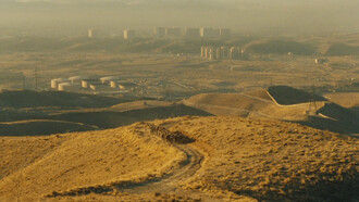 Il sapore della ciliegia, film di Abbas Kiarostami. Un aspetto molto interessante è proprio rappresentato dal rapporto con l’ambiente circostante, spesso somministrato sotto forma di scavi e colline