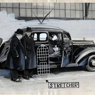 Chicago Police Ambulance, 1938, Tirage argentique vintage retouché à la main, 20 x 25 cm, Pièce unique, Courtesy Argentic