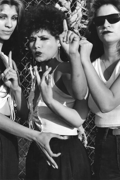 Graciela Iturbide, Rosario, Cristina y Liza (détail), East LA, USA, 1968. Avec l'aimable autorisation du FOMU Foto Museum © Graciela Iturbide
