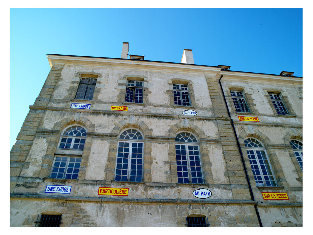 Lawrence Weiner, UNE CHOSE PARTICULIER  AU PAYS  SUR LA TERRE UNE CHOSE PARTICULIER  AU PAYS  SUR L'AIRE À LA FIN MÉLANGÉ. UNE CHOSE ORDINAIRE  AU PAYS  SUR LA TERRE
UNE CHOSE ORDINAIRE  AU PAYS  SUR L'AIRE
À LA FIN MÉLANGÉ, 2007, Abbaye de Corbigny, France, 2009
