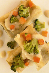 Cannelloni con sfoglia senza uova farciti con patate e bieta, guarniti con cubetti di carote, broccoli e vegan besciamella
