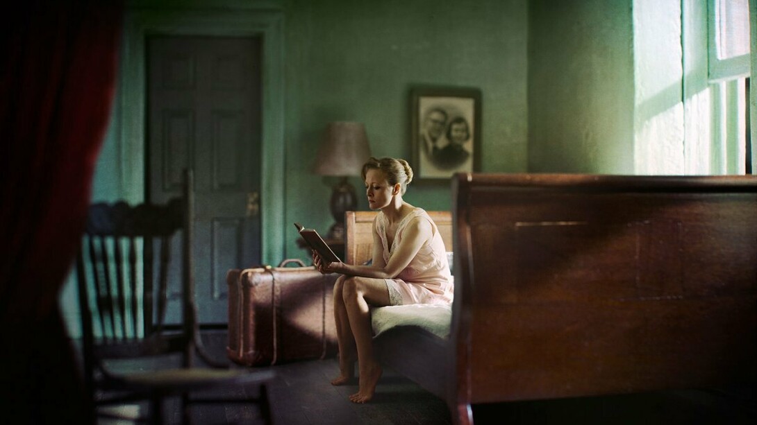 «Mujer leyendo»: una reinterpretación personal y fotográfica de Hopper por parte de Richard Tuschman 