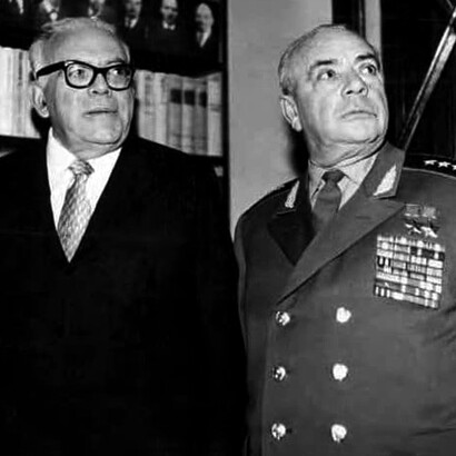 Manuel Mora Valverde en su biblioteca