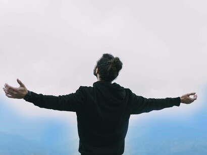 Uomo che respira a pieni polmoni: "La terra di nessuno è l’aria fresca sul viso dopo giorni, settimane, mesi, anni chiuso nello scantinato"