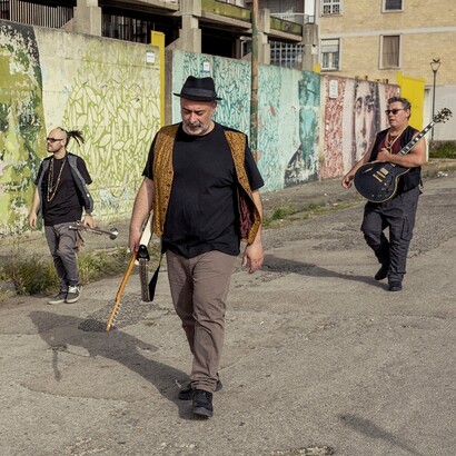 ‘o Rom nasce nel 2008 a Napoli dall’incontro tra tre musicisti partenopei e tre musicisti rumeni di etnia rom, dando vita a un potente progetto di integrazione culturale attraverso la musica 