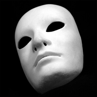 Máscara. La demagogia frecuentemente emplea la retórica, la desinformación, la agnotología y la propaganda política