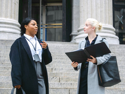 En contraposición al lenguaje jurídico tradicional, el LC se esfuerza por comunicar de manera efectiva, evitando el uso excesivo de tecnicismos, latinismos y construcciones sintácticas complejas