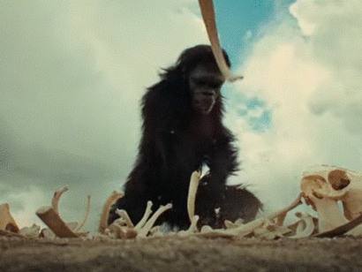 Scena da "2001 Odissea nello spazio", regia di Stanley Kubrick, 1968: "lì ha l'intuizione che quell’osso può moltiplicare la potenza della sua mano"