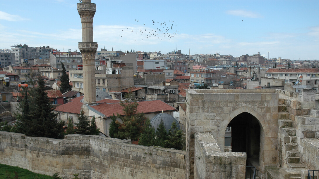 Castillo de Gaziantep, es una fortaleza construida durante los siglos II y III d. C. por el Imperio hitita como puesto de vigilancia y luego transformada en castillo por el Imperio romano. Se encuentra en lo alto de una colina en el centro de Gaziantep. Entre los años 527 y 565 d. C. fue objeto de nuevas reformas y ampliaciones bajo el mandato del emperador Justiniano. Gaziantep, Turquía