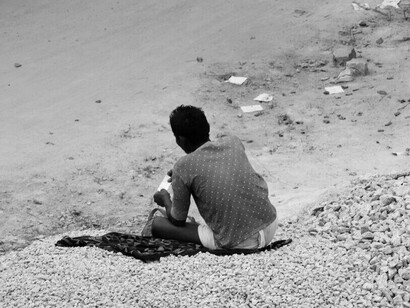 Assise face à l’immensité, une vie ordinaire rappelle que la justice sociale reste le défi le plus universel de notre temps