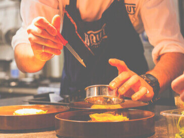 La verdure devient poésie : textures délicates, herbes fraîches, assiette comme un jardin où chaque feuille trouve sa lumière