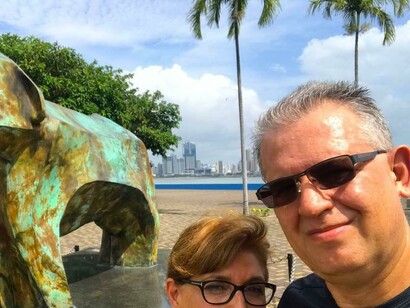Delante de «Toro» (2014), bronce, Carlos Arboleda. Fotografía de Juan Carlos Flores Zúñiga