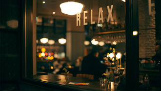Restaurante com rescrita "Relax". "Relax" é a palavra que escolho para estar presente nos seus dias
