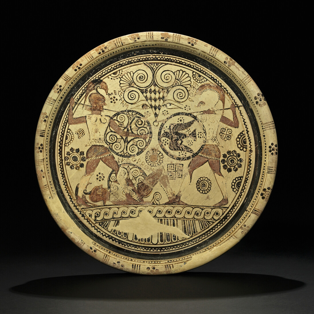 Plat d’Euphorbe - Combat d’Hector et Ménélas
sur le corps d’Euphorbe, Argile / d. 38,5 cm, Découverte : Camiros/production : Cos, 610-590 av. J.-C. Fouilles Salzmann et Biliotti, 1860, Londres, British Museum © The Trustees of the British Museum
