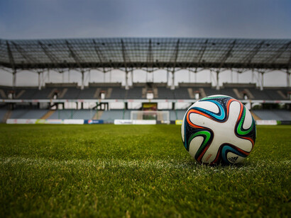 Campo da calcio, pallone in primo piano