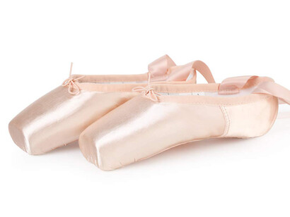 El objetivo de las zapatillas de puntas es proporcionar una apariencia ligera y estilizada a la bailarina durante la representación, para que parezca levitar sobre el suelo