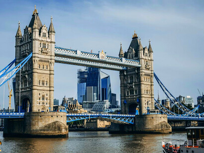 La «City» de Londres, Reino Unido, con el Puente de Londres en primer plano