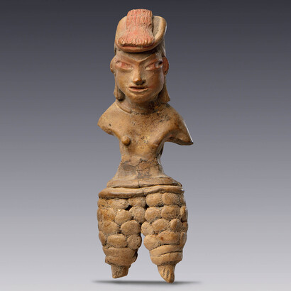 Mujer bonita con cabello largo y trenzado, con faldellín y perneras, 1200-400 a. C. (Museo Amparo)