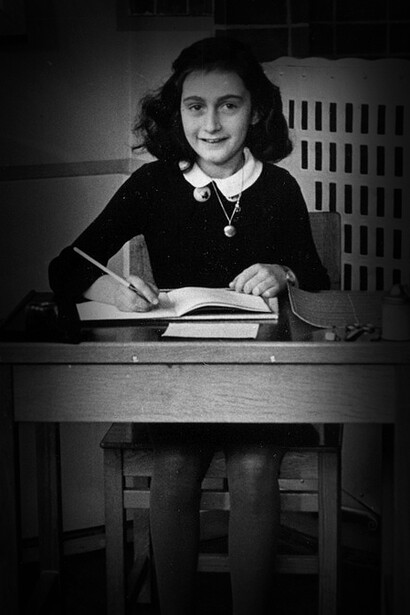 Ana Frank en 1940, escribiendo durante una clase en la Escuela Montessori, Ámsterdam, Países Bajos