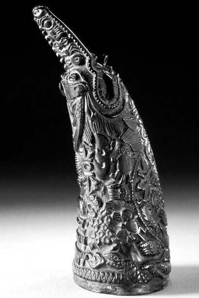 Corno dell'esorcista (thun rva), Bhutan o Tibet, XIX secolo circa,  corno intagliato; raccordo in lega di rame. Conservato nel Los Angeles County Museum of Art, USA