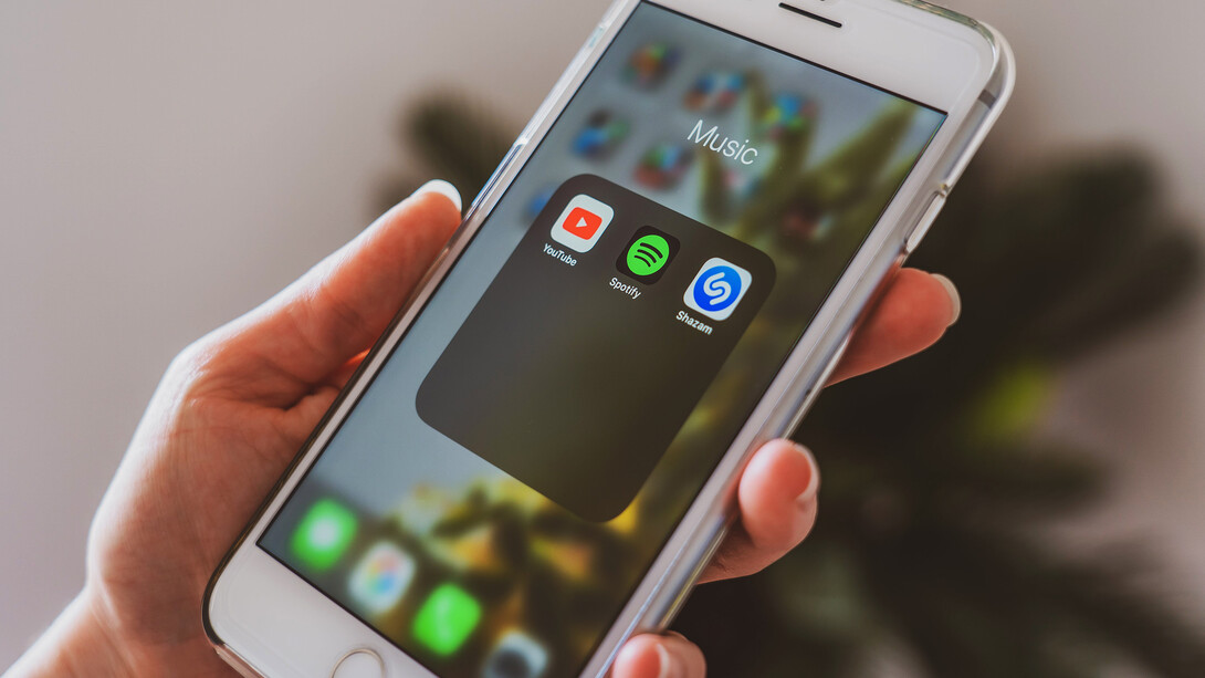 Il display di un cellulare mostra le app dedicate allo streaming di musica