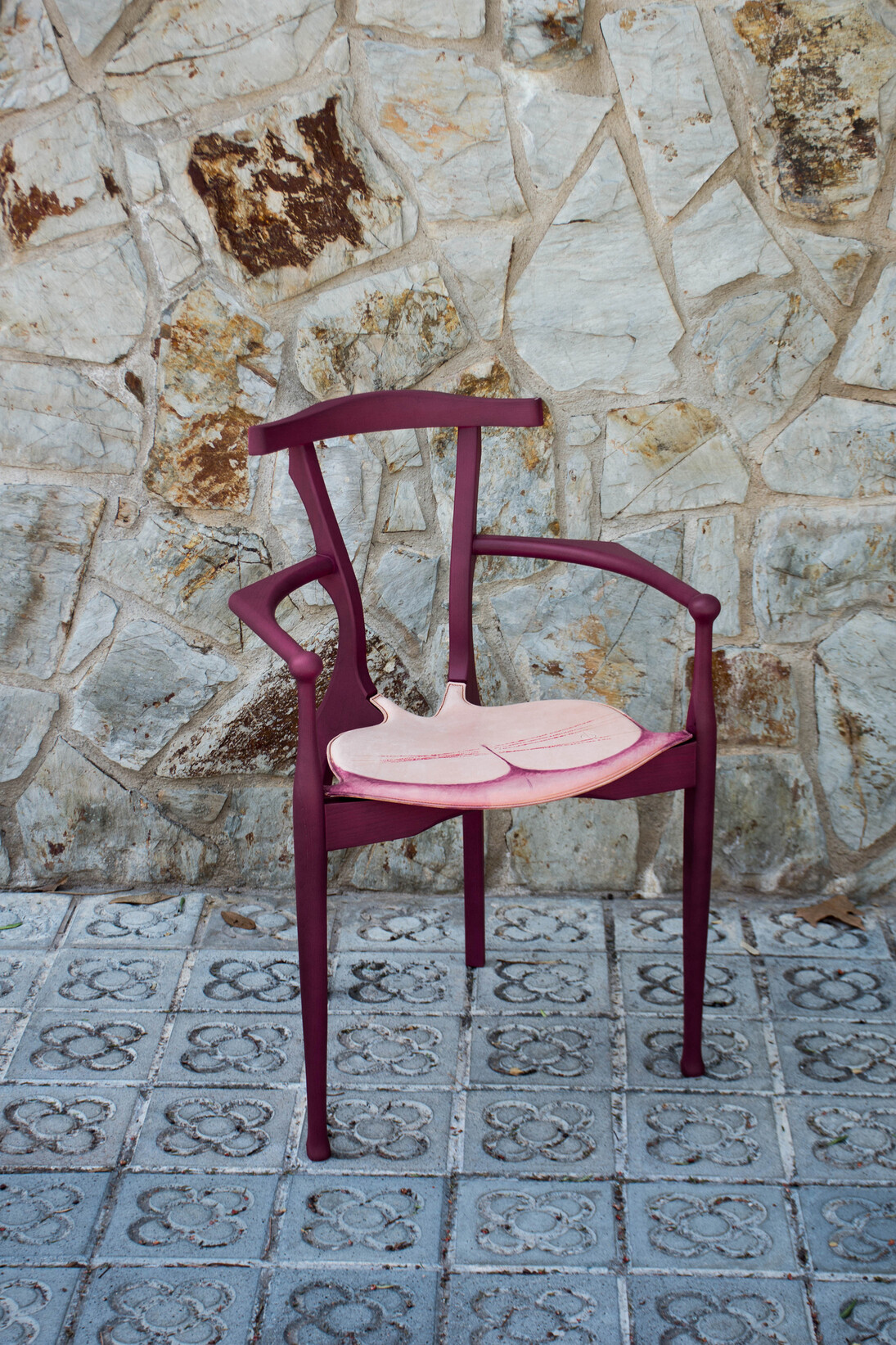 Oscar Tusquets Blanca, Gaulino chair (outside) © Oscar Tusquets Blanca, Courtesy Room One