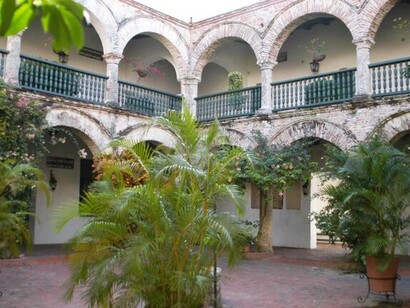 Amamos cantar el himno de fe y armonía que canta “Colombia tierra querida”, una canción del maestro Lucho Bermúdez que nos recuerda que es posible que “cantemos todos gritos de paz y alegría, porque nuestro suelo es una oración y un canto de la vida”.  Claustro en el Convento de Santa Cruz de la Popa, Cartagena, Colombia