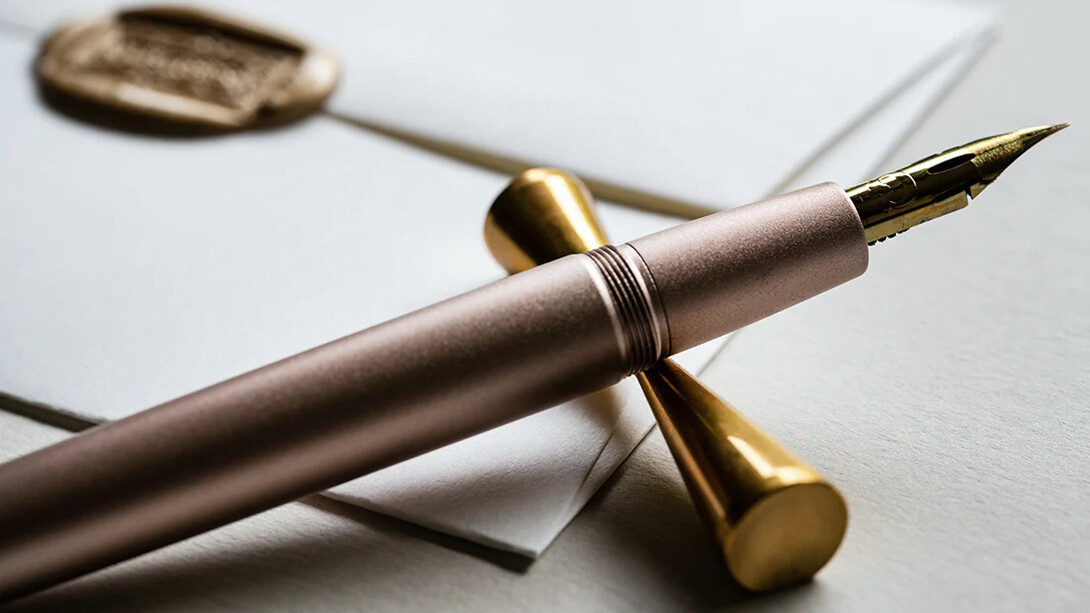 Pluma fuente y sobre lacado